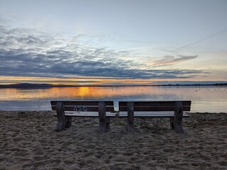 2 leere Parkbänke am romantischen Sonnenuntergang