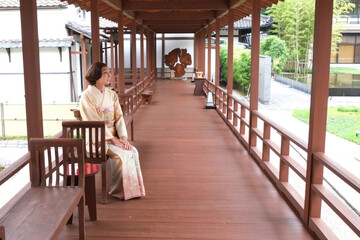 着物の女性と日本建築