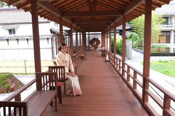 着物の女性と日本建築