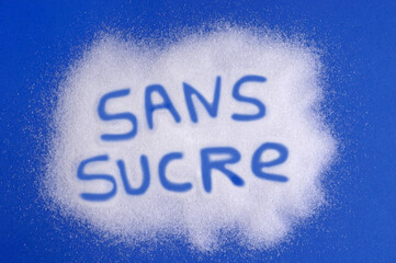 Sans sucre écrit dans du sucre en poudre sur fond bleu