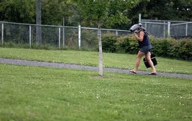 une femme durant une averse	