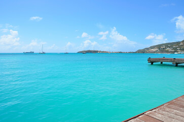Fototapeta na wymiar Torquoise blue caribbean bay