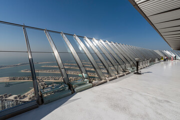 Obraz premium observation deck at top of a skyscraper on the roof. View of the artificial Palm Jumeirah island