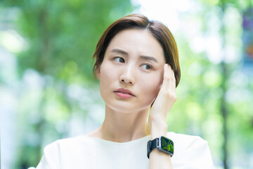 頭痛に悩む女性 