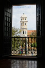 Obraz premium St Thomas Cathedral viewd from a big window