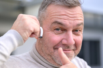 Obraz premium Hard of hearing man giving a thumbs up