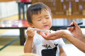 ご飯を食べたくないイヤイヤ期の2歳児