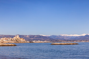 Obraz premium Town of Antibes with Snow covered Alpes Maritimes, Provence, France