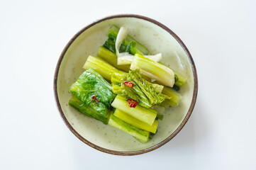 白い背景の野沢菜漬け