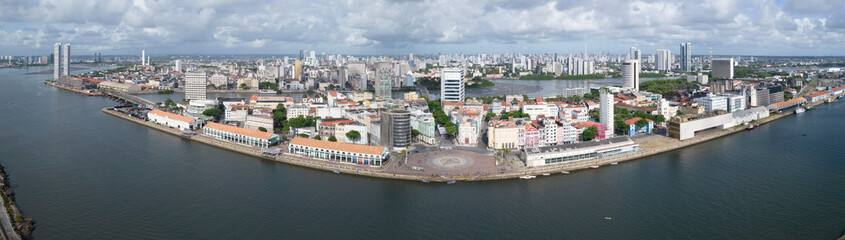 Panoramica do porto de Recife com vista para o Marco Zero e rio Capibaribe e cidade ao fundo