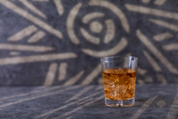 Whiskey im Glas mit Eiswürfeln