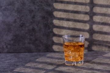 Whiskey im Glas mit Eiswürfeln