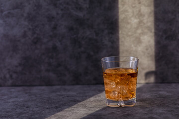 Whiskey im Glas mit Eiswürfeln