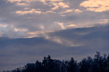 Naklejka na ściany i meble Schöne Wolkengebilde über der Stadt, Morgenlicht