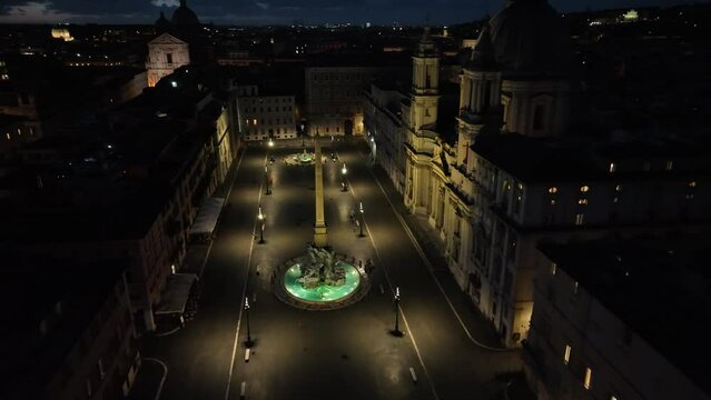 la Fontana dei Quattro Fiumi a piazza Navona, Roma
veduta aerea notturna con illuminazione dei lampioni 