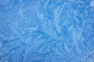 Obraz premium Picturesque ice pattern. Winter wonderland and Christmas magic concepts. Frozen water surface, glass or view from the window. Environment, nature, ecology, cold weather, climate change themes
