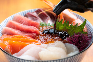 手作り海鮮丼に醤油をかける