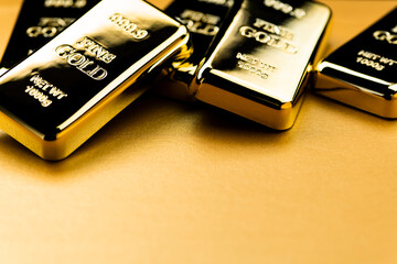 金色の背景に金塊のイメージ写真