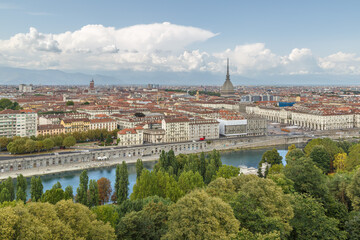 Obraz premium Vue sur Turin depuis le Monte Cappuccini en été avec la Mole Antonelliana, Italie