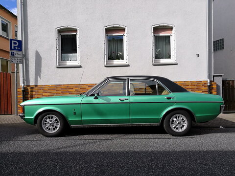 Ford Granada Limousine der Siebzigerjahre mit schwarzem Vinyldach im Sommer am 29.07.2017 beim Oldtimertreffen Golden Oldies in Wettenberg Krofdorf-Gleiberg bei Gie&szlig;en in Hessen