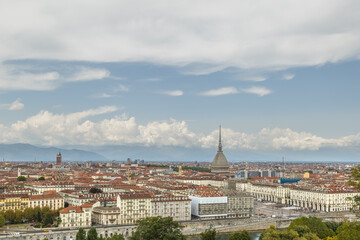 Fototapeta premium Vue sur Turin depuis le Monte Cappuccini en été avec la Mole Antonelliana, Italie