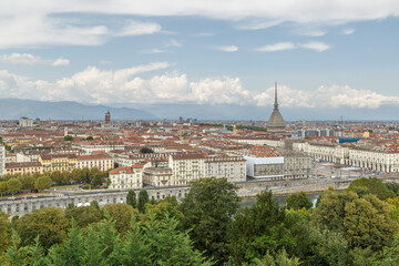 Obraz premium Vue sur Turin depuis le Monte Cappuccini en été avec la Mole Antonelliana, Italie