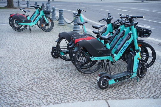 Tier e-Scooter und e-Bikes in Berlin am 20.01.2023