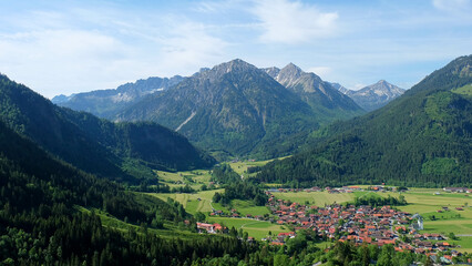 Fototapeta premium Bad Hindelang mit Bergpanorama