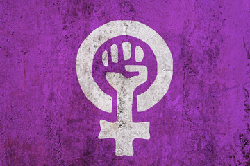 Mural bandera feminista color morada con textura hormigón.  - obrazy, fototapety, plakaty