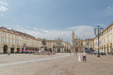 Fototapeta na wymiar Piazza San Carlo Turin, Italy en été. Touristes se promenant. 