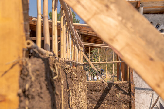 mud and wood wall with bioconstruction technique