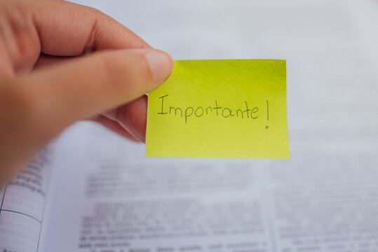 post it com escrito &ldquo;importante&rdquo; com apostila de estudo ao fundo