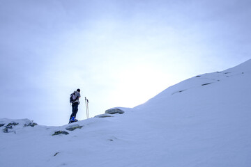 Fototapeta na wymiar Sci alpinista sulle Alpi Lepontine, Pizzo dell'Uomo, Massiccio del San Gottardo, Svizzera