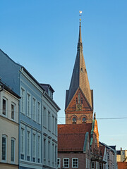 Obraz premium Stadtbild von Flensburg mit der Marienkirche, Schleswig-Holstein, Deutschland