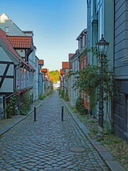 Blick in eine schmale Gasse mit historischen Häusern in der Altstadt von Flensburg,...