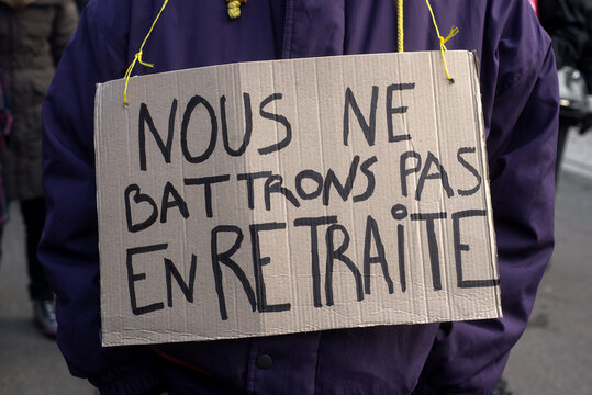 people protesting in the street against the retirement reforms with placard in french : nous ne battrons pas en retraite, in english, we won't retreat