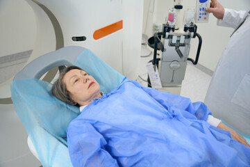 Obraz premium Doctor sends the patient to the CT camera