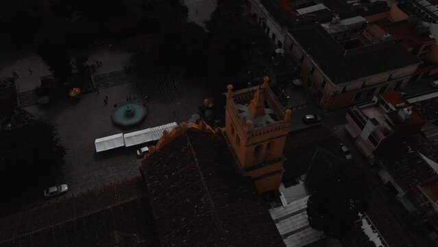 Iglesia cat&oacute;lica siendo rodeada por un dron,  conocida en la Ciudad de Comit&aacute;n en el Estado de Chiapas.