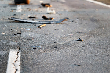 Rozbity samochód na ulicy po wypadku pojazdów.  - obrazy, fototapety, plakaty
