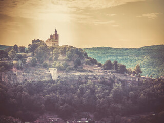 Obraz premium Veliko Tarnovo, Bulgaria - August 2022: View with the Eastern Orthodox Ascension Cathedral located in the famous medieval fortress Tsarevets