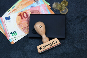 Das Wort Wohngeld auf einem Stempel abgebildet mit Euro Banknoten. - obrazy, fototapety, plakaty