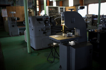 Cutting material with a metal saw