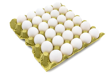 Cartela com 30 ovos brancos sobre fundo transparente. Cartela com ovos.