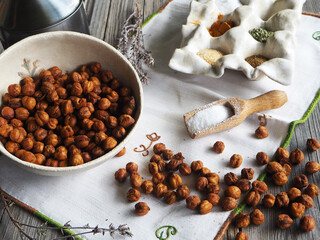 Garbanzos crujientes espaciados para tomar como snack, puestos en un bowl de cerámica rústica...