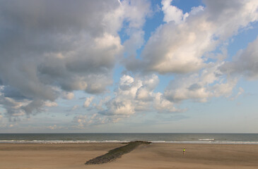 plage vide avec digue
