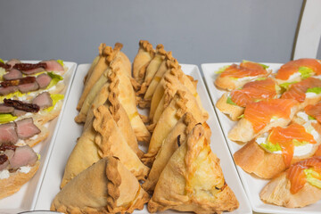 Triangular pies on a plate uchpochmak catering. © Евгений Вершинин