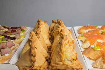 Triangular pies on a plate uchpochmak catering. © Евгений Вершинин