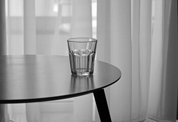 Fototapeta pusta szklanka na stole, empty glass
 obraz