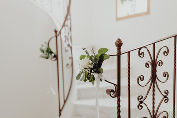 L'escalier décoré de fleurs pour l'occasion spéciale