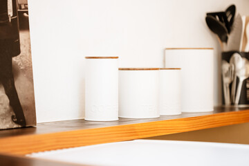 Les bocaux de la cuisine rangés sur l'étagère